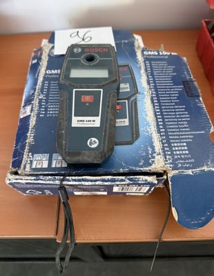 une boîte contenant un téléphone portable, posée sur une table