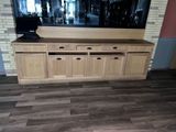 une télévision posée sur un meuble dans une pièce au sol en parquet