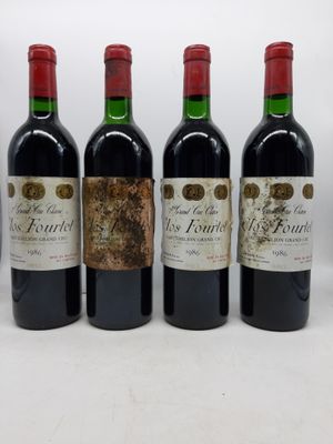 quatre bouteilles de vin sont alignées sur une surface blanche