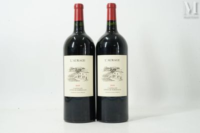 deux bouteilles de vin posées l'une à côté de l'autre sur une table