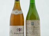 deux bouteilles de vin posées l'une à côté de l'autre sur une table