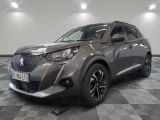le SUV gris est garé sur le sol en damier d'un garage