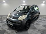 la petite voiture est garée sur le sol en damier du garage