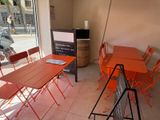 une table et des chaises dans une pièce avec une grande fenêtre