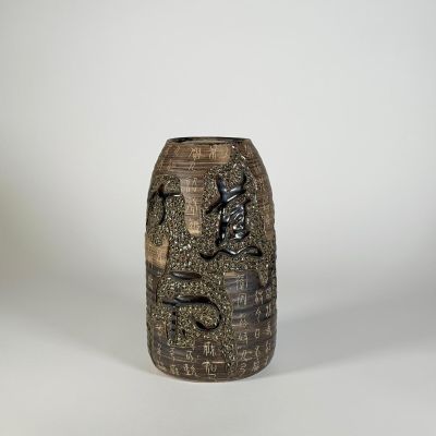 un vase orné d'un motif sur le côté