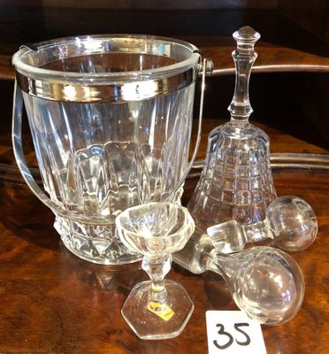 de nombreux objets en verre posés sur une table, accompagnés d'une étiquette de prix