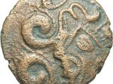 un gros plan d'une pièce de monnaie sur laquelle figure un serpent