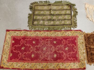trois tapis sont disposés sur le sol