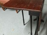 une table avec deux chaises et une chaise à l'arrière-plan