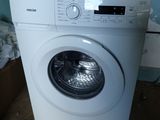 une machine à laver qui se trouve dans le coin d'une pièce