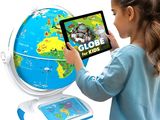 une petite fille qui tient une tablette devant un globe terrestre