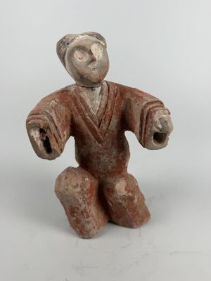 Statuette de danseur agenouillé en terre cuite rouge et blan…