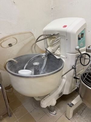 une photo d'une cuisine avec un mixeur et un saladier