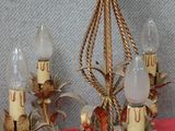 un lustre à trois lumières posé sur une table