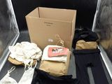 une boîte de sous-vêtements et un pantalon par terre