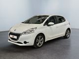 la petite voiture blanche est garée dans une grande pièce
