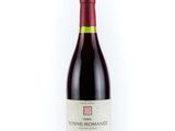 la bouteille de vin est posée sur une surface blanche