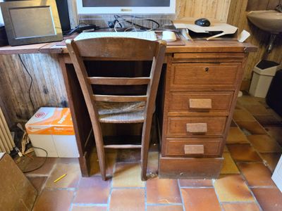 un bureau avec une chaise et un ordinateur dessus