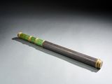 une image représentant un stylo vert et noir posé sur une table