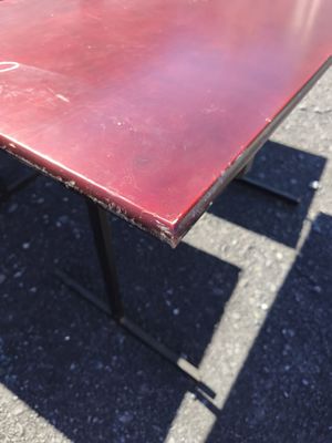 5 tables 70/70 H.73,5 et deux tables 76/76 H.