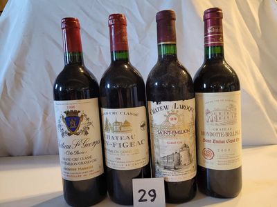trois bouteilles de vin rouge sont alignées sur une table