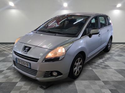 la photo d'une voiture argentée garée dans une salle d'exposition