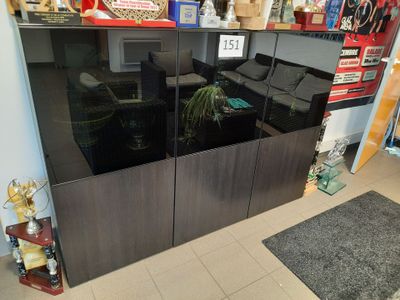 un aquarium au milieu d'une pièce où se trouve un tapis