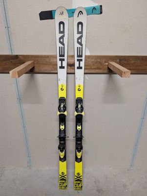 une paire de skis accrochée à un support dans un garage