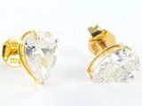 paire de boucles d'oreilles en diamant sur fond blanc