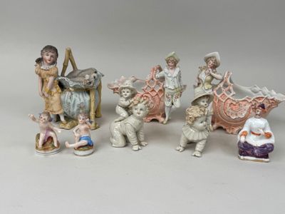 cinq figurines représentant des personnes assises sur un banc