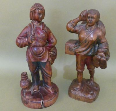 CHINE: 2 statuettes en bois représentant des femmes rentrant…