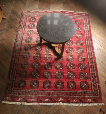 un tapis sur lequel est posée une table