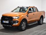 La camionnette orange est garée dans une pièce dont le sol est en damier.