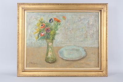 un tableau représentant des fleurs dans un vase et une assiette posée sur une table