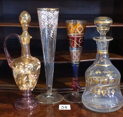 Plusieurs vases en verre sont posés sur une étagère dans une pièce