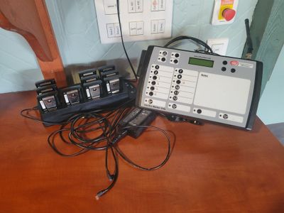 une image représentant une table sur laquelle sont posés un ordinateur portable et une radio