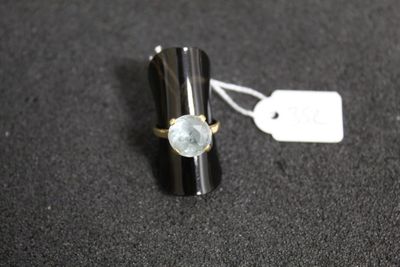 une bague ornée d'un cœur, posée sur une table