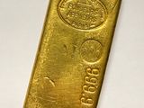 un lingot d'or sur un fond blanc