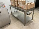 une table sur laquelle sont posées des boîtes de nourriture, dans la cuisine