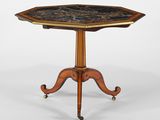 une petite table avec un plateau en marbre et des pieds en bois