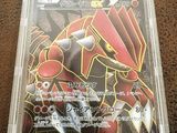 une boîte en plastique contenant une carte Pokémon