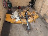 un tas de matériel de chantier dans un coin d'une pièce