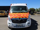 une camionnette sur laquelle est peint un motif jaune et rouge