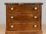 une petite commode en bois avec dessus en marbre