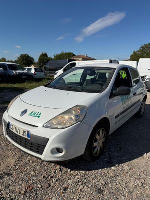la photo d'une petite voiture blanche garée dans un parking