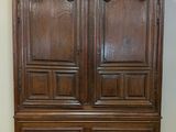 une image représentant une armoire en bois avec deux tiroirs et une porte