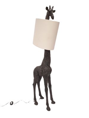 une lampe en forme de girafe surmontée d'un abat-jour blanc