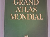 un livre posé sur une table