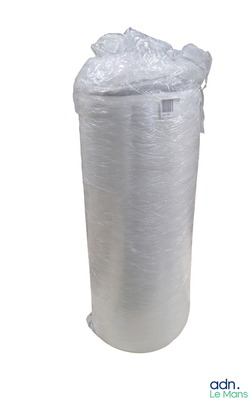 un grand rouleau de film plastique transparent emballé dans du plastique