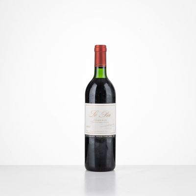 une bouteille de vin rouge posée sur une table